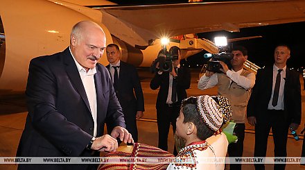 Александр Лукашенко прибыл с визитом в Туркменистан для участия в саммите СНГ