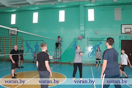 В Вороновской школе в рамках республиканского проекта "Папа-зал" прошли соревнования по волейболу