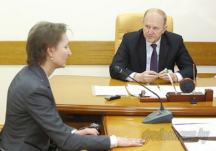 Прием граждан по личным вопросам сегодня провел председатель облисполкома Владимир Кравцов