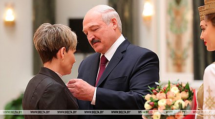 "Спасибо за все, что делаете для страны и народа" - Лукашенко вручил госнаграды и генеральские погоны