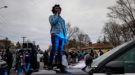 В Миннесоте начались протесты после того, как полицейский застрелил афроамериканца