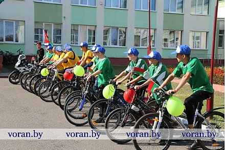 Молодежь — за Беларусь! Учащиеся и педагоги Вороновского колледжа организовали велопробег
