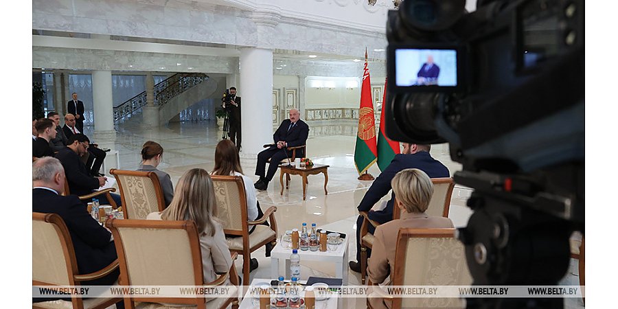 "Готовы серьезно поговорить, даже Путин прилетит". Александр Лукашенко пригласил Байдена в Минск