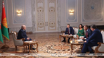 Лукашенко дает интервью ведущим российским СМИ