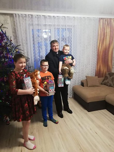Депутат Палаты представителей Александр Маркевич посетил многодетную семью Высоцких из Ошмянского района