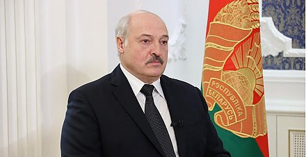 "Это какая-то тренировка или шантаж". Александр Лукашенко о войне с мигрантами на границе Польши