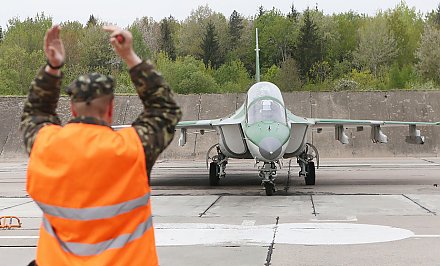 Новые учебно-боевые самолеты Як-130 переданы в состав 116-й гвардейской штурмовой авиабазы в Лиде