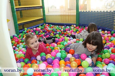 Детьми ОДОБРЕНО!  Солнечными улыбками и безудержным весельем ребятни открылся в Вороново детский развлекательный центр «Карапузики»
