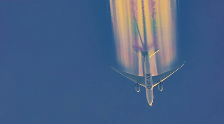 Фотограф снял на видео, как Boeing пролетает сквозь радугу (+видео)