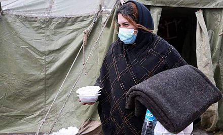 Беженцам на белорусско-польской границе раздали теплые одеяла, переданные при поддержке ООН