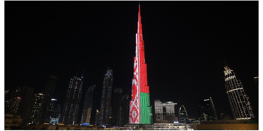 ФОТОФАКТ: Небоскреб в Дубае окрасился в цвет национального флага Беларуси