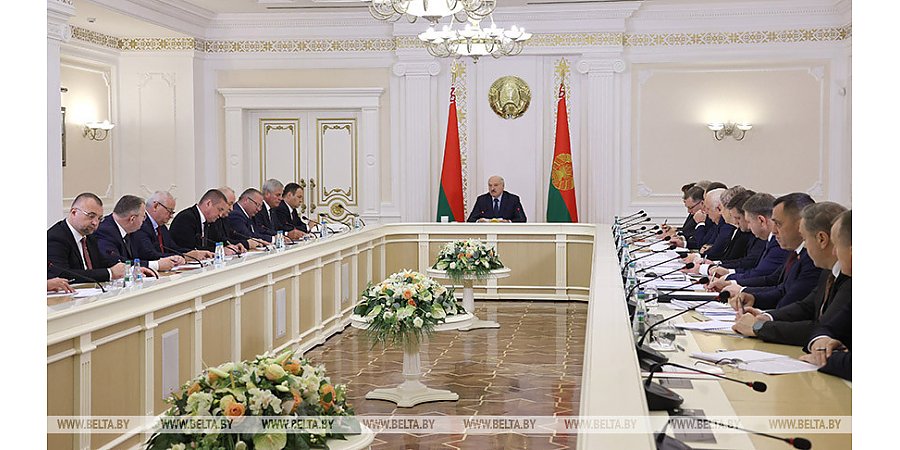 Александр Лукашенко распорядился с 6 октября ввести запрет на повышение цен в Беларуси