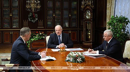 Планы в промышленности, лизинг, работа в России и ответ на бандитские санкции - Лукашенко принял с докладом Назарова и Пархомчика