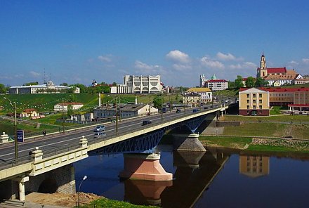 Водитель автобуса №21 в Гродно остановился на Старом мосту и прыгнул в реку