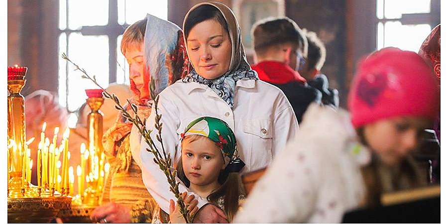 Православные верующие празднуют Вход Господень в Иерусалим - Вербное воскресенье