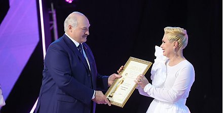 Александр Лукашенко, вручив награду Елене Спиридович, напомнил, как "Славянский базар" хотели "растащить по городам и весям"