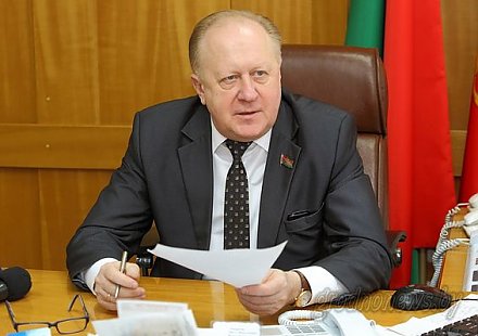 На вопросы жителей Гродненщины во время прямой телефонной линии ответил заместитель председателя облисполкома Виктор Лискович