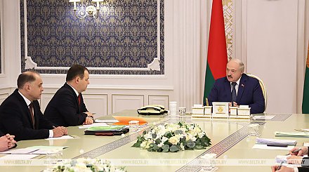 Зарплата и денежное довольствие бюджетников стали темой совещания у Александра Лукашенко