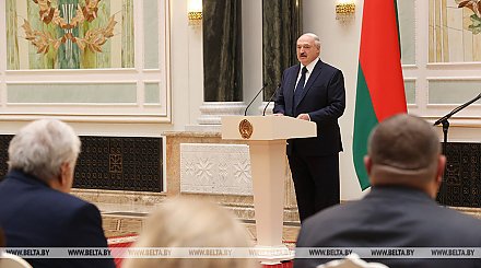 Лукашенко поблагодарил медиков: все вы, забыв о регалиях, шли к общей цели не жалея сил