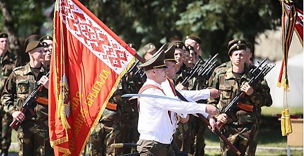 В Беларуси определили организации, имеющие право на собственное знамя