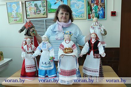 Куклы мастера из Вороновского района высоко оценили на ІІ международном фестивале-конкурсе «Арт-парад в Витебске» 