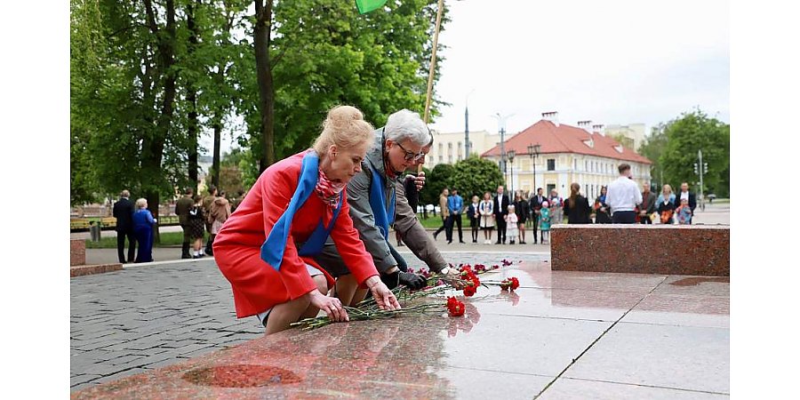 Участники Семейной Академии «Растим детей в мире для созидания» возложили цветы к братской могиле советских воинов и партизан