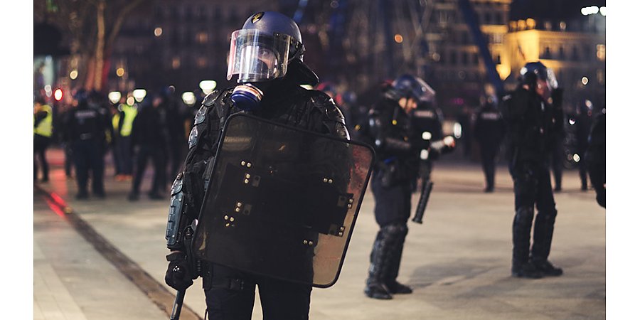 Во время Национального праздника во Франции задержаны около 100 человек