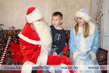 В праздничном хороводе Дед Мороз и Снегурочка Вороновского РЭС