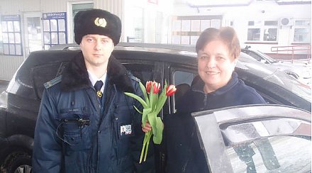 Гродненские таможенники в пунктах пропуска дарили пересекающим границу женщинам цветы