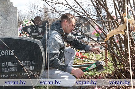 В рамках областной патриотической акции «Сохраним память на века» молодежь Вороновщины наводит порядок в памятных местах, на захоронениях Великой Отечественной войны, могилах ветеранов
