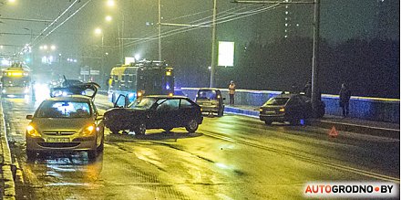 Гродно отметил "День жестянщика": на мосту по улице Поповича столкнулось 8 автомобилей и 2 троллейбуса (+видео)