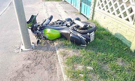 В Лиде водитель «Ауди» не пропустил мотоциклиста: парень и девушка на спортбайке получили переломы и госпитализированы