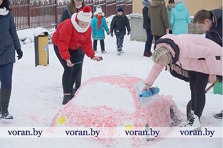 Конкурс снежных фигур и веселая эстафета. Выходной день вороновские школьники провели на свежем воздухе