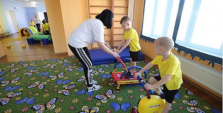 В Беларуси установили надбавки для воспитателей и их помощников