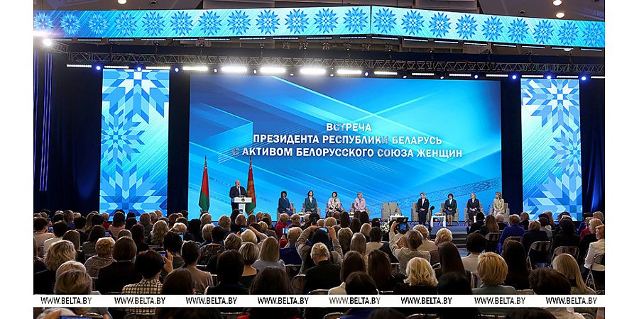 Александр Лукашенко в преддверии 8 Марта вручил госнаграды 15 женщинам из различных регионов страны