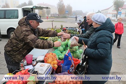 Белорусский «скарб» и наливная «алеся». Что предлагали покупателям на осенней ярмарке в Вороново?