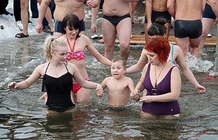 МЧС призывает избегать стихийных мест купания в Крещение