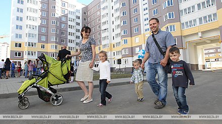 В Беларуси планируется обеспечивать многодетные семьи жильем в течение года