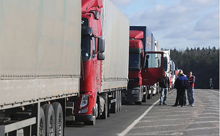 Очереди на границе с Евросоюзом: выезда из Беларуси ожидают свыше 2,2 тыс. фур