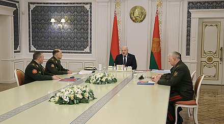 Александр Лукашенко призвал к бдительности на фоне милитаристической обстановки в соседних странах