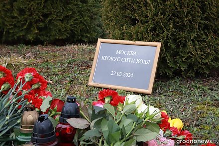 Фотофакт: Гродненцы принесли цветы к зданию Генконсульства России в память о погибших на теракте