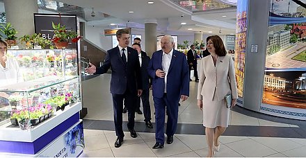 Александр Лукашенко посещает торговый центр «Столица»