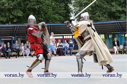 Средневековый колорит празднику на Вороновщине придал рыцарский турнир (Фото, Видео)