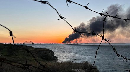 На Крымском мосту взорвали грузовик