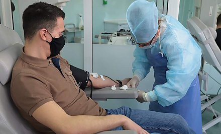 Спасая человеческие жизни: в Гродно доноры впервые сдали плазму крови для пациентов с COVID-19