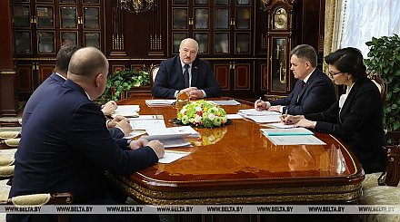 Александр Лукашенко обратил внимание Пиневича на лечение людей в районах и анонсировал внезапные проверки