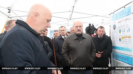 О местных дорогах, технике и мясопереработке: подробности поездки Лукашенко в Слуцкий район