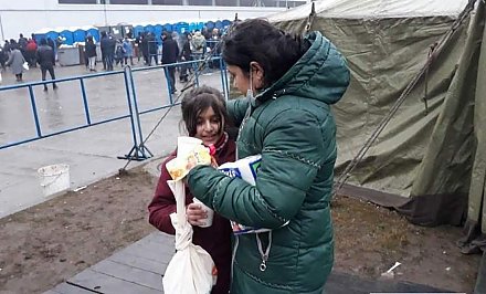 Для беженцев на границе уже доставлено свыше 100 т гуманитарной помощи