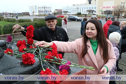 В годовщину Великой Октябрьской революции в Вороново возложили цветы к памятнику В.И. Ленина