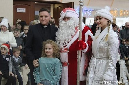 Маленьким жителя Гродненщины вручили новогодние подарки в рамках благотворительной кампании «Ёлка желаний»